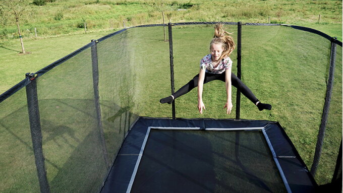 A round or a rectangular trampoline?