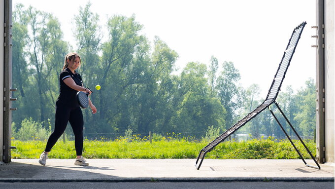 Which padel strokes can I practice with the Smash padel rebounder?